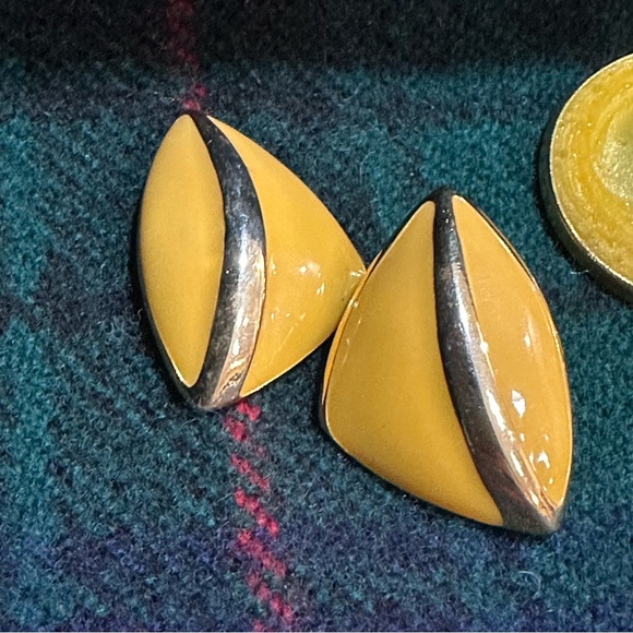 Vintage enamel stud earrings - Picture 6 of 7